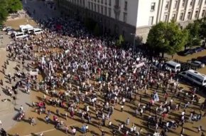  Скромен протест не успя да окупира парламента, няма го и президентът