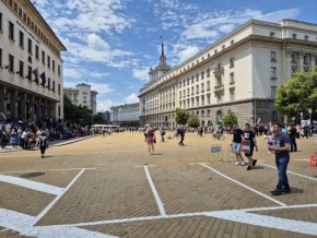 Протестът, който се обяви и за излизане от ЕС, освен срещу еврото, избра сянката и се видя размерът му: Фото на деня