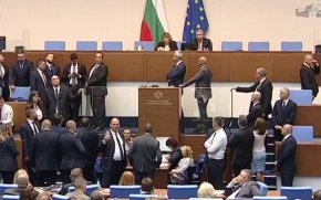 Възраждане блокира достъпа до трибуната на Народното събрание, стигна се до бой