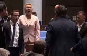 


Цончо Ганев, Възраждане, бута Явор Божанков, ДБ, в пленарната зала: Видео на деня