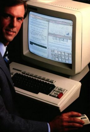 Мишката за компютър на 44 г. 