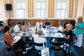  Бил Гейтс и Стив Джобс разговарят за бъдещето на информатиката на сцената на Народния театър