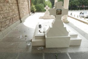 Счупиха портрета на патриарх Неофит и вазите за цветя при гроба му
