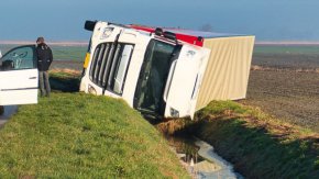 Отново катастрофа с ТИР, излетя от пътя край Ружинци