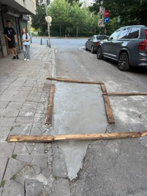 Саморемонт на улица в сърцето на София: Фото на деня 