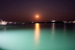 Ягодовата Луна над Царево: ФОТО НА НОЩТА