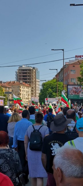 Протест срещу еврото пред централата на ГЕРБ в София