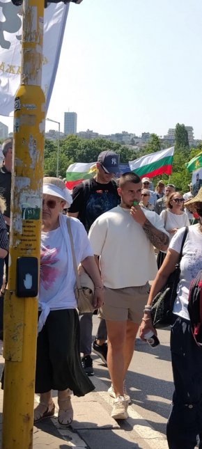 Протест срещу еврото пред централата на ГЕРБ в София