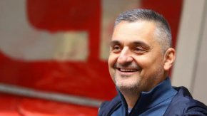 
???? "Днес е ден на транспорта в НС. В зала вървят 5 законопроекта, които включват от въздухоплаване, през морските пространства и електронните съобщения и следобед ще завършим със заседание на Комисията по транспорт, където предстои приемане на второ четене на закона за движение по пътищата". Това заяви пред журналисти в НС зам.-председателят на ПГ на БСП – ОБЕДИНЕНА ЛЕВИЦА и председател на транспортната комисия в парламента Кирил Добрев.
???? По думите му предстои следобед да се гледат няколко важни неща – споразумение между общините и КАТ камерите на общините да бъдат използвани за засичане на скоростта и при нарушения на средна скорост. „Ще направя и предложение за пълна забрана на тротинетките. Щом не можем да опазим живота и на тези, които ги управляват  и на участниците в движението по пътищата, не сме узрели като общество да използваме този вид превозни средства“, категоричен бе той.                     Кирил Добрев, депутат, БСП   