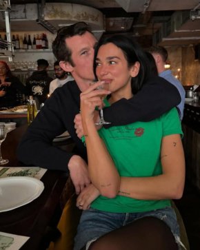 Дуа Липа потвърди годежа си с Калъм Търнър