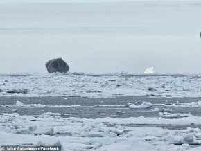 Черният айсберг край Канада озадачи рибар