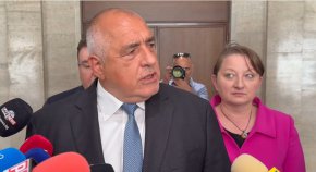 Радев непрекъснато лети, Еърбъсът, че не може да кацне, българите ги върнахме с граждански полет: Борисов