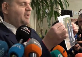 Пеевски показа снимка на Антон Славчев и К. Петков:Тези две момчета, вижте как се хилят и обичат. Повече няма какво да кажа