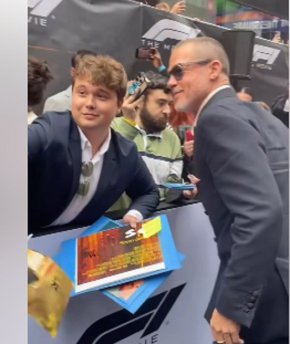 Брад Пит се снима с всички, които го пожелаха в Ню Йорк: ВИДЕО НА ДЕНЯ