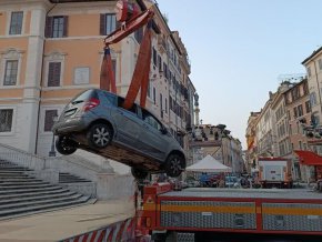    Мъж се спусна с кола по Испанските стълби в Рим