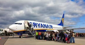 Ryanair въвежда глоба от £500 за хулигани на борда