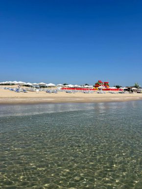 Празни плажове и 2 млн.лв. нови дългове: Приморско