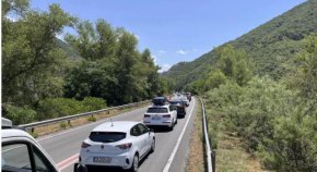 Пешеходна пътека в Кресна предизвика километрично задръстване в Кресненското дефиле