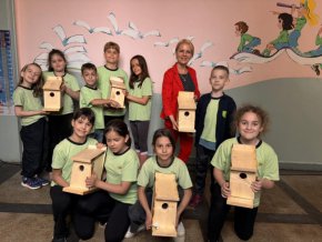   Русенски ученици изработват цветни къщички за птици