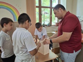   Русенски ученици изработват цветни къщички за птици