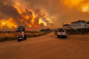 
Пожарникари в Турция втори ден се борят с горски пожари