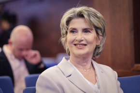 Лечева, която изпусна срока да се кандидатира, застрашава спортистите, като заобикаля не за първи път българския закон и натиска МОК
