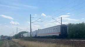 Локомотив на пътническа композиция се запали между Стара Загора и Калояновец