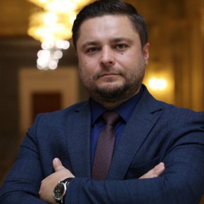 И Мюмюн Мюмюн напусна Доган