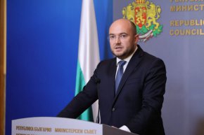 Докато беше в болница със счупени крака, продали апартамента на възрастна жена от Казанлък: Министърът на правосъдието