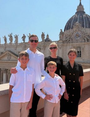   Иванка облича децата си като близнаци, а не са   