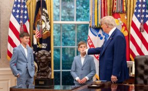   Иванка облича децата си като близнаци, а не са   