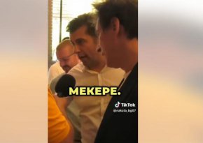  К.Петков обижда журналист, ПР-ът му го рита в гръб (ВИДЕО)