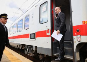 Караджов и експерти на БДЖ се качват във влаковете да търсят проблемни вагони 