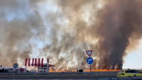 Овладяха голям пожар край бензиностанция на АМ Тракия 