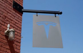   Tesla потъва със 7% след обявата на новата политическа партия на Мъск