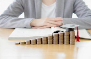 Съдът: И студентите платена форма на обучение ще могат да получават стипендии