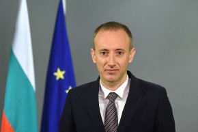 Забраняват се мобилни телефони в училищата, въвежда се час по възпитание в добро и формиране на ценности