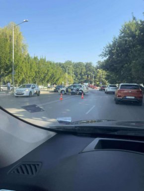 Катастрофа между такси и мотор затруднява движението в София