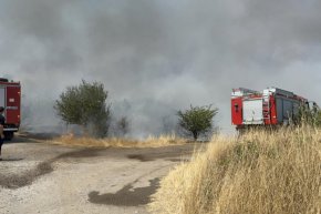 Горят къщи във вилна зона край Бургас, евакуират хора