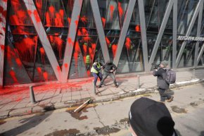 Прокуратурата внесе обвинителен акт за хулиганство пред сградата на ЕК и ЕП в София