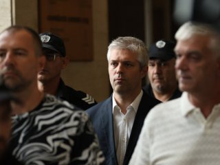 Кметът ме натискаше да не гоним 400 000 лв. дълг към общината на фамилната му фирма: Показания в съда на общ. юристка