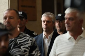 Кметът ме натискаше да не гоним 400 000 лв. дълг към общината на фамилната му фирма: Показания в съда на общ. юристка