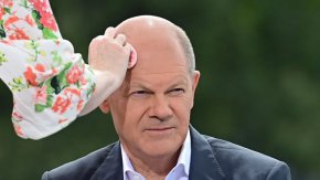€590 К потрошил за грим и прически кабинетът Шолц