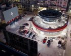 Tesla откри първия си DINER в Холивуд с робот-сервитьори и кино на открито