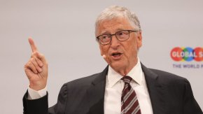 Кои 3 професии ще оцелеят при ИИ: Бил Гейтс