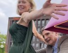 Памела Андерсън и Лиъм Нийсън като в Титаник (Видео)