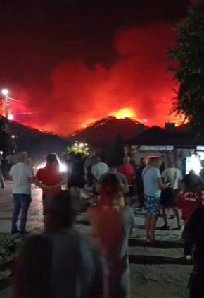   Спасиха село Плоски от пожара, обхванал 4 000 декара, повечето от Пирин