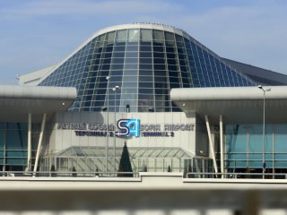Компенсации срещу отмяна на нулевите такси: Концесионерът на Летище СФ