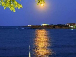Пълната Есетрова водолейска луна след Лунар в Царево: Фото на нощта
