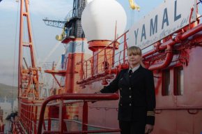 Първата жена капитан на атомен ледоразбивач в света поема командването